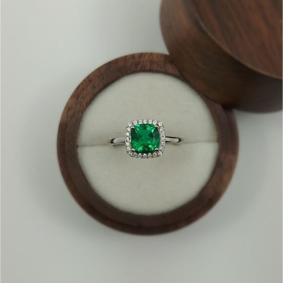 1.4 Carat Emerald Sterling Silver Ring - Picture 2 of 8